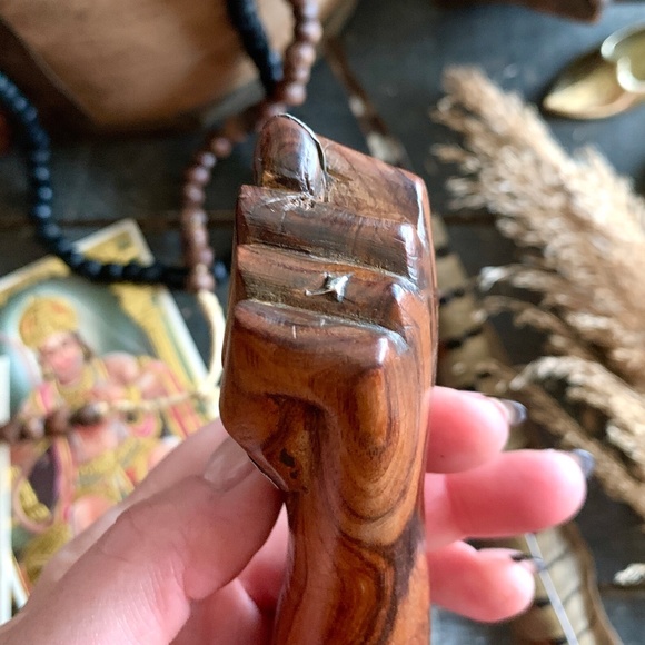 19TH CENTURY SOLID CARVED ROSEWOOD MANO FIGAS FIST PENDANT - Picture 8 of 10